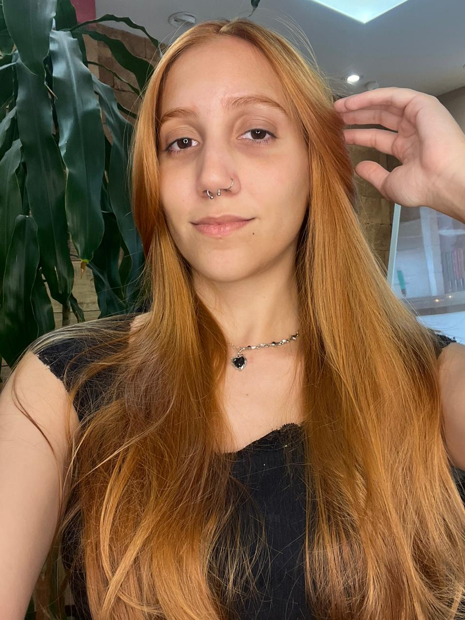 Mechas naturais com fios saudáveis feitas em salão de beleza especializado