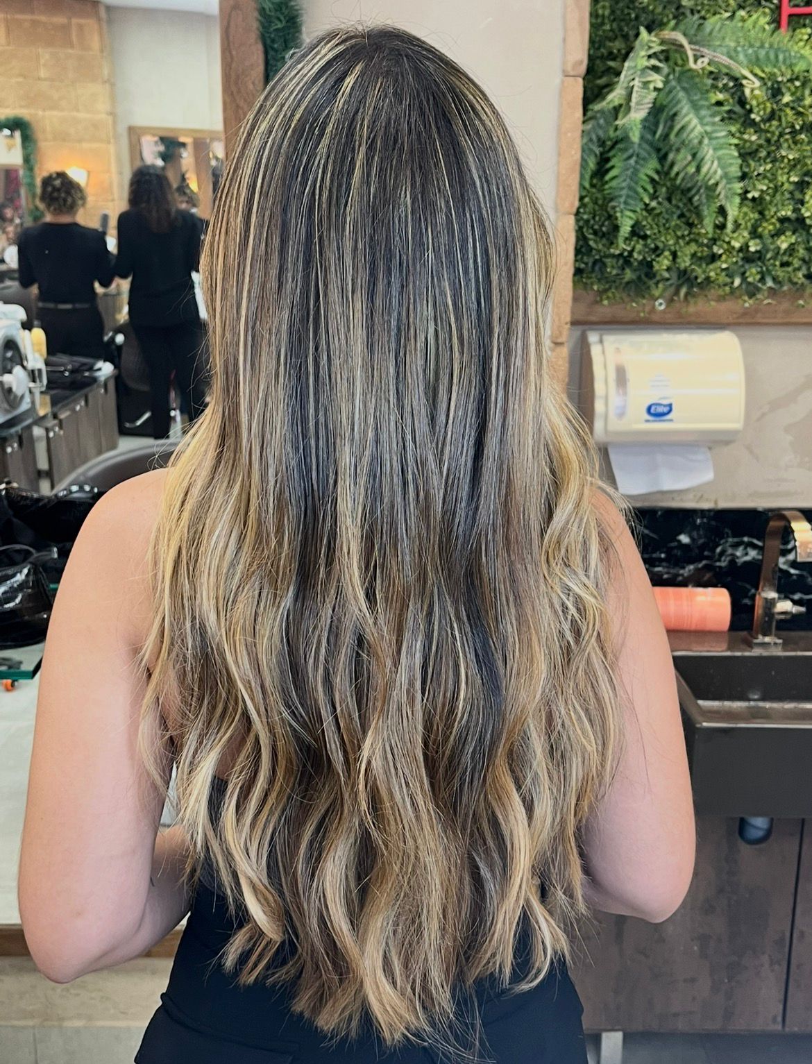 Mechas iluminadas feitas no salão de beleza Cristiane Mantovani na Barra da Tijuca